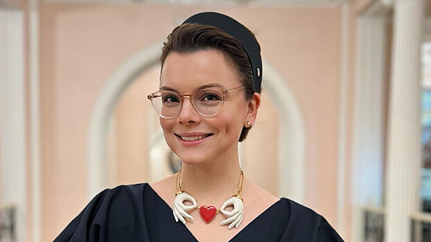 Жена Евгения Петросяна показала 5-летнего сына с букварем