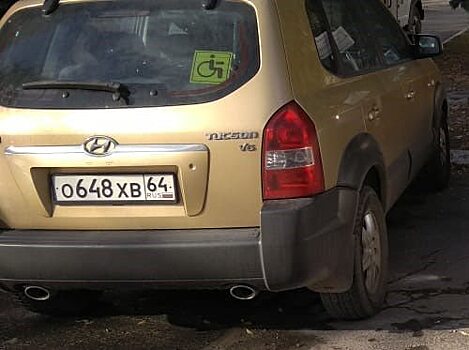 Припаркованный Hyundai мешает работам коммунальщиков в Саратове