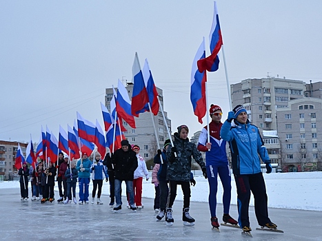 Около 30 конькобежцев с российскими флагами в руках открыли сегодня ледовую дорожку на стадионе «Локомотив»