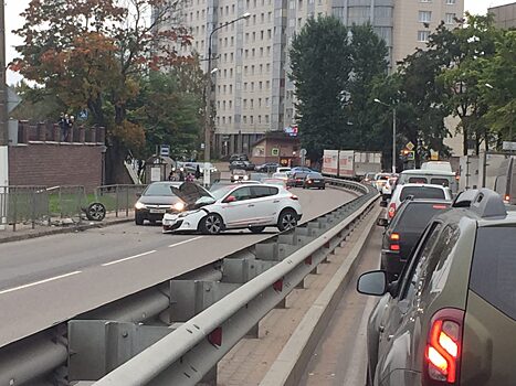 На Ленинградском шоссе в Выборге иномарка с оторваным колесом перегородила движение