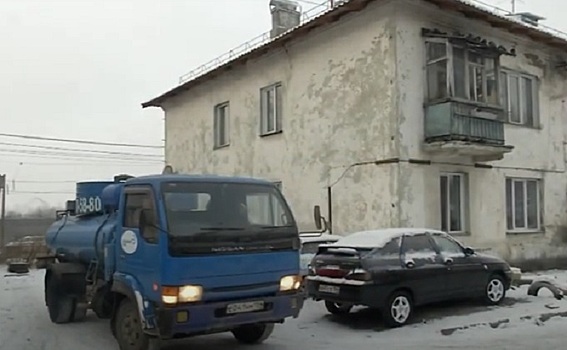 Нечистотами заливают улицу Большевистская жильцы старых двухэтажек