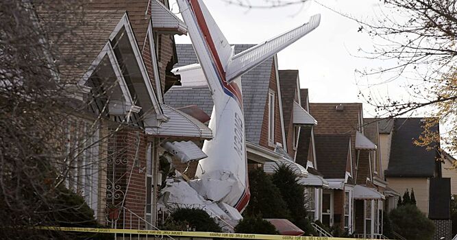 В США военный самолёт рухнул на жилые дома