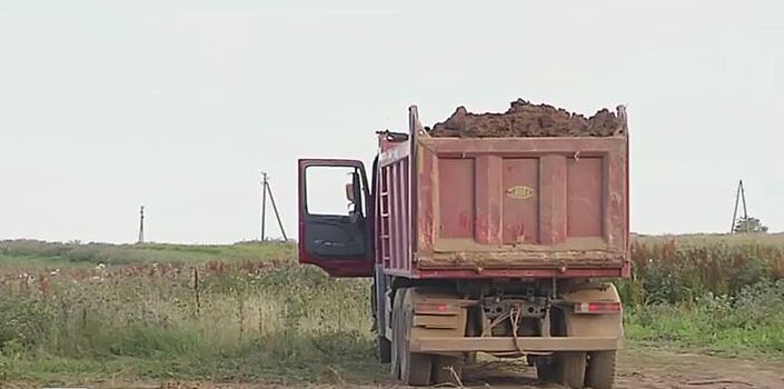 Поле в Ленинском районе превращается в мусорный полигон