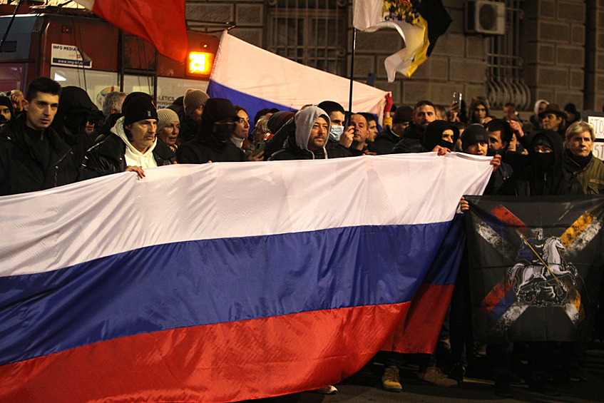 Участники народного митинга в поддержку России в Белграде