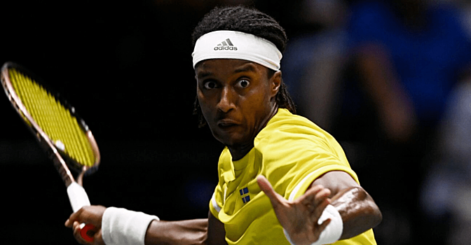 Шведский теннисист был дисквалифицирован за то, что разбил ракетку об судейскую вышку
