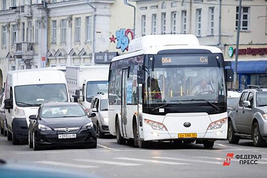 Мужчина устроил пляски с бутылкой на оживленной трассе в Барнауле