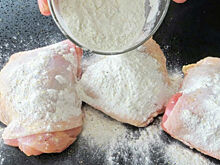 Натерли курицу крахмалом и жарим в грибном соусе