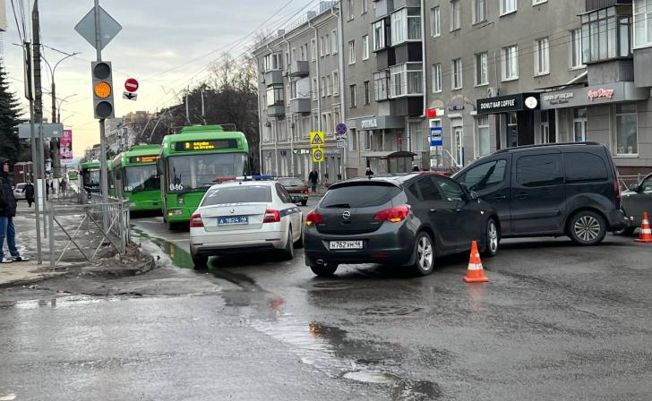 Из-за ДТП встали троллейбусы на Радищева в Курске