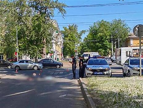 Самокатчик, не спешившийся на переходе, погиб под грузовиком в Самаре