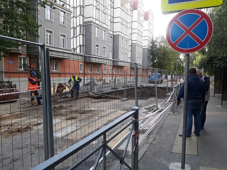 Тенистую аллею, где машина провалилась в яму, откроют не раньше середины сентября