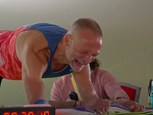 Мужчина простоял в планке почти 10 часов и попал в Книгу Гиннесса