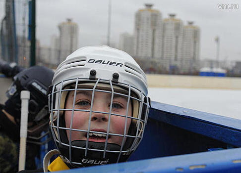 Залитый каток вновь радует юных хоккеистов