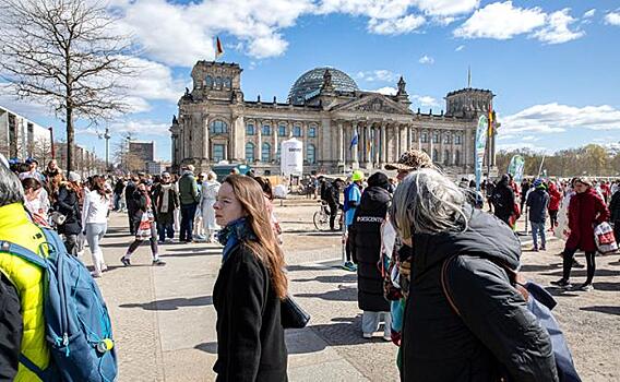Германия готова отдаться в твердые руки АдГ, но признаться в этом пока стесняется