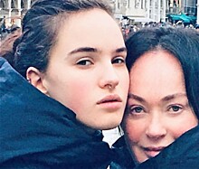 «Самые милые девочки»: Лариса Гузеева показала нежное фото с 19-летней красавицей-дочкой