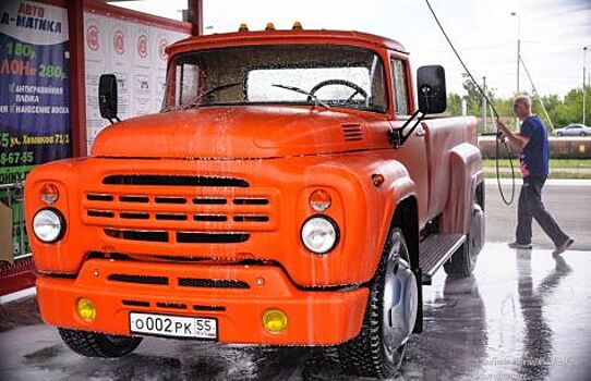 Житель Омска сделал гигантский пикап из ЗИЛ-130