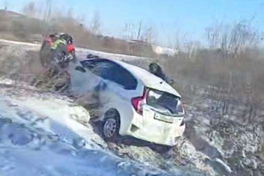 Сотрудники амурской колонии помогли водителю и пассажиру, пострадавшим в ДТП