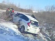 Сотрудники амурской колонии помогли водителю и пассажиру, пострадавшим в ДТП