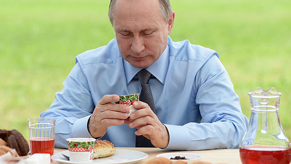 Президент России Владимир Путин во время поездки в Тверскую область позавтракал в поле с сотрудниками местной агрофирмы по приглашению ее руководства.