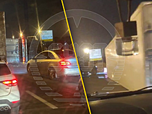 Попавшая в ДТП фура с водкой перевернулась на МКАДе