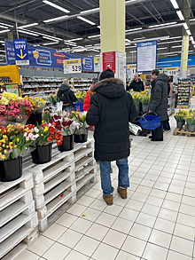 Тюменцы выстроились в очередь за дешевыми тюльпанами