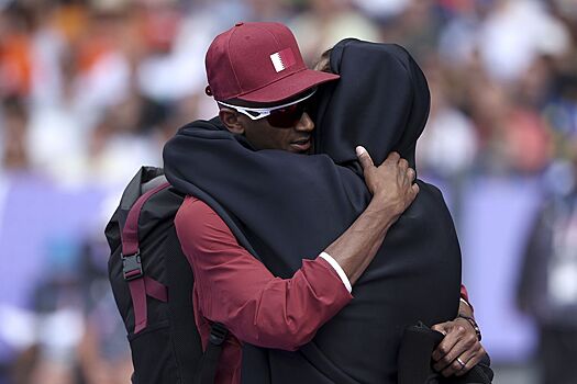 Фото: Тамбери подбежал к Баршиму после травмы катарца в квалификации прыжков в высоту