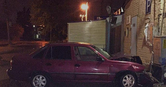 ​Иномарка разбилась в дребезги о бетонную стену здания в Волгограде