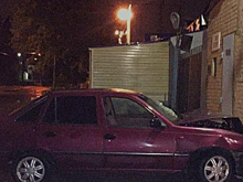 ​Иномарка разбилась в дребезги о бетонную стену здания в Волгограде