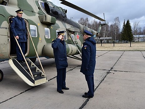 Замминистра обороны РФ осмотрел аэродром в Торжке