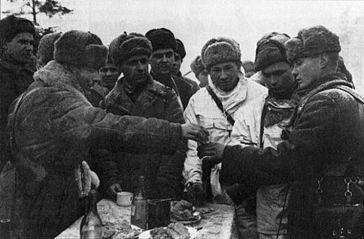 «100 грамм для храбрости»: как в русской армии появилась эта традиция