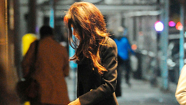Белая юбка, черное пальто и леопардовая сумка: Амаль Клуни в Нью-Йорке