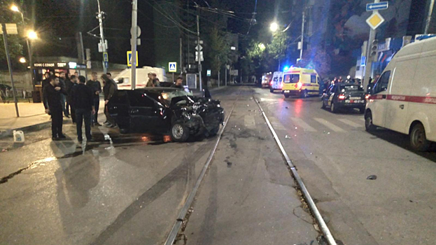 Ночное ДТП в центре Саратове с множеством пострадавших устроил таксист