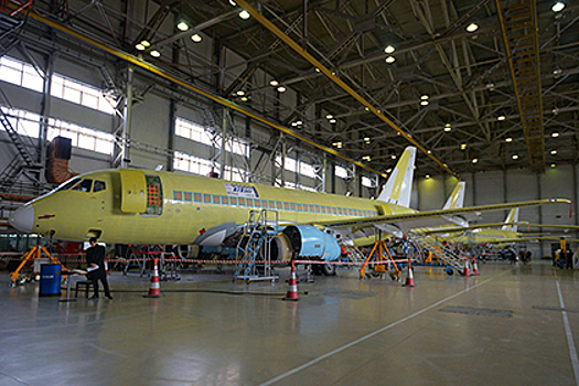 Производитель SSJ 100 поставит 32 самолета региональным авиакомпаниям