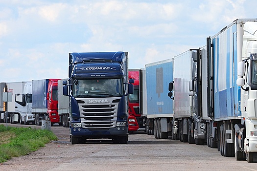 Тысячу застрявших на границе Беларуси литовских фур переместят на спецстоянки
