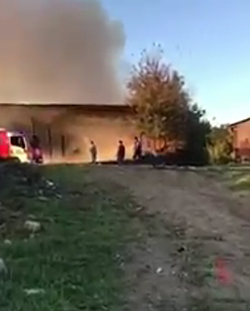 Сенной сарай в конюшне загорелся на Кубани