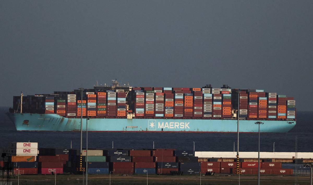 Контейнеровоз подвергся нападению у берегов Омана