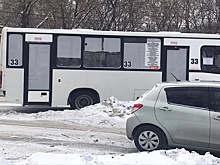 В Хабаровске джип врезался в автобус и отлетел на трамвай