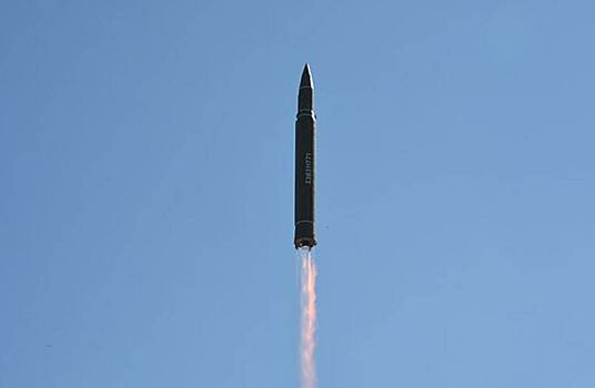 Военные Южной Кореи пытаются извлечь из воды предполагаемую вторую ступень ракеты КНДР