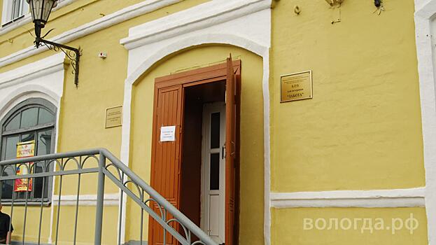 Выставка вологодского кружева открылась в Доме офицеров к 10-летию центра «Забота»