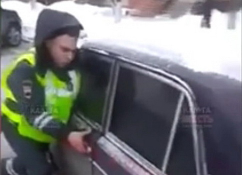 СКР изучит видео с автоинспектором, разбивающим стекло в машине