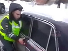 СКР изучит видео с автоинспектором, разбивающим стекло в машине