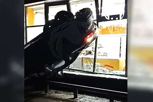 Mash: гонщицы на иномарке влетели в магазин в селе под Нефтекамском