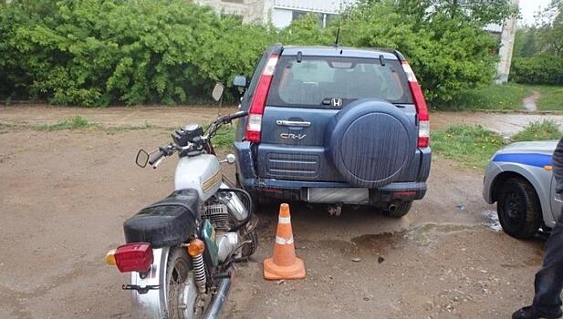 В Кирово-Чепецке пьяный мотоциклист врезался в припаркованный автомобиль