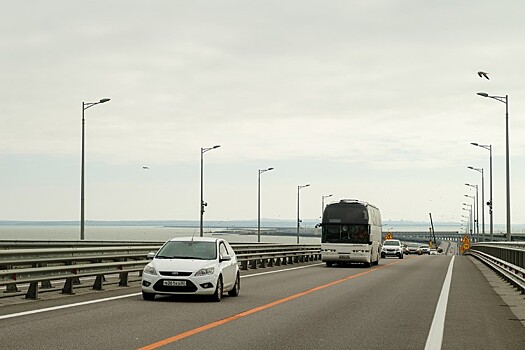 В очереди перед Крымским мостом в сторону Кубани скопилось более 1500 автомобилей