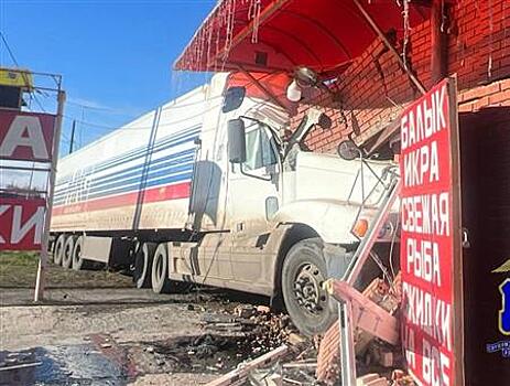 Под Сызранью водитель фуры врезался в рыбный магазин