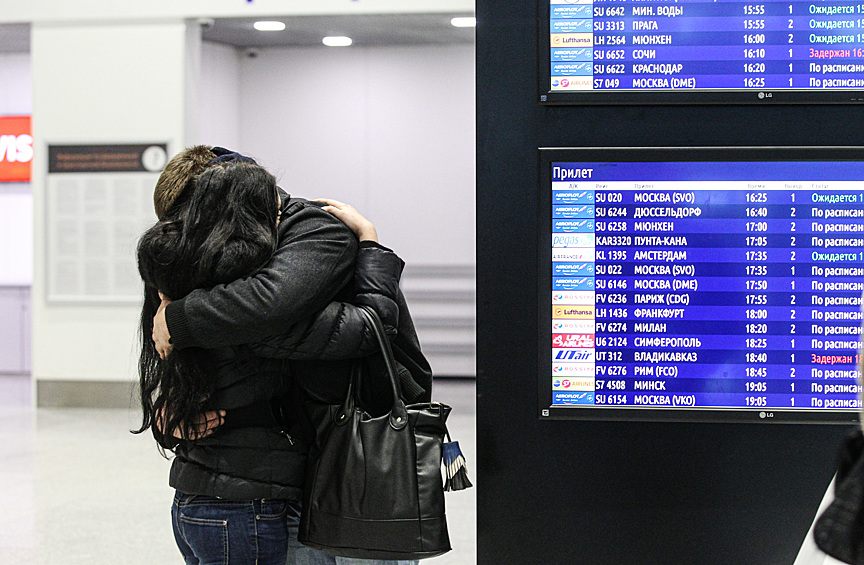 Люди у табло прилета в аэропорту "Пулково", где должен был приземлиться потерпевший катастрофу лайнер Airbus-321 авиакомпании "Когалымавиа", 2015 год