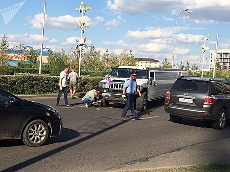 Mercedes врезался в свадебный лимузин в Астане