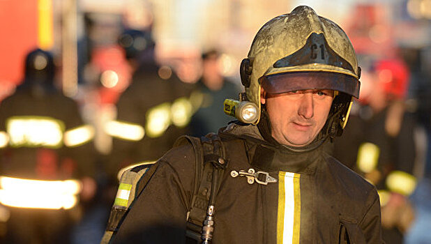 Родственники опознают погибших при пожаре на складе в Москве