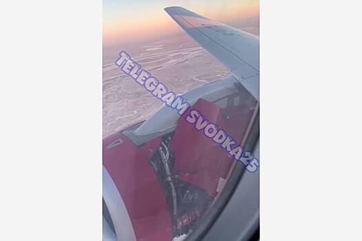 Отлетевшая обшивка двигателя Superjet с десятками пассажиров на борту попала на видео