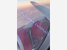 Отлетевшая обшивка двигателя Superjet с десятками пассажиров на борту попала на видео
