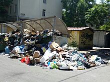 Центр Сочи завален бытовым мусором